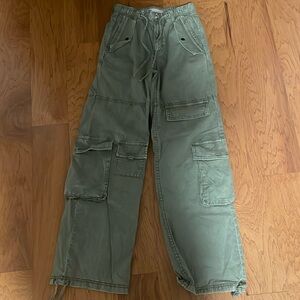 NWOT. Green high rise, wide leg cargo pants. Size xs.